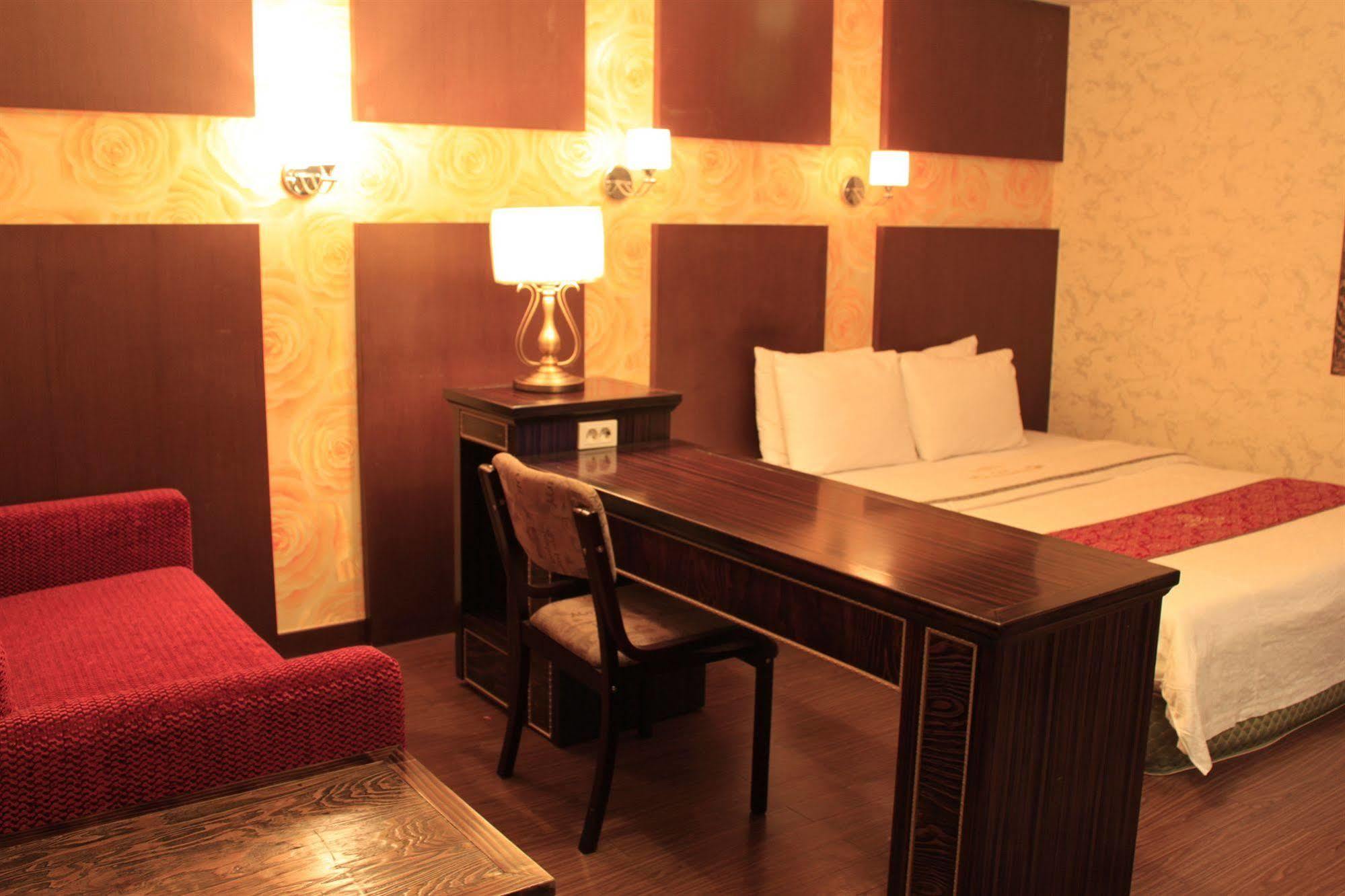 Amour Hotel 3*